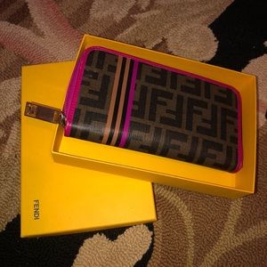✨ Fendi wallet ✨